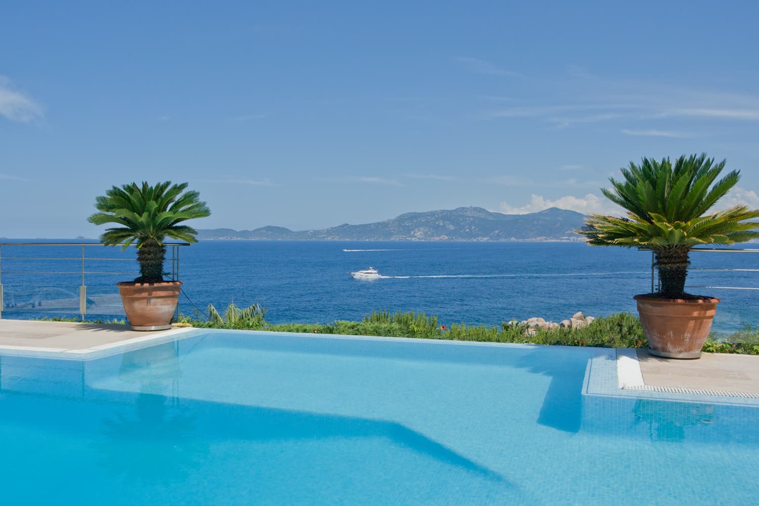 Coastal holiday villa on the island of Corsica with views of the Mediterranean and private pool | Villa Chiavari