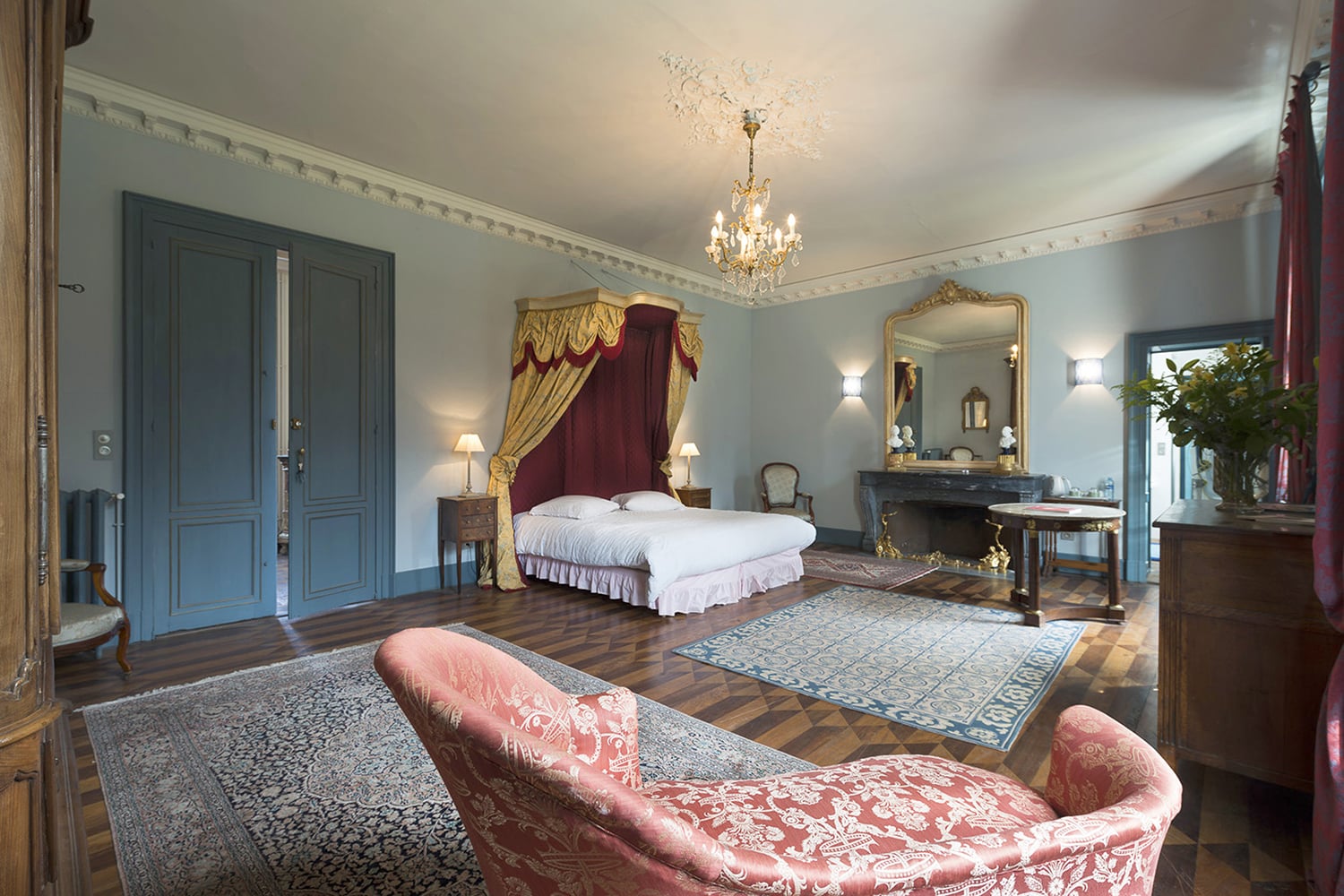 Bedroom | Holiday château in Bourgogne Franche-Comté