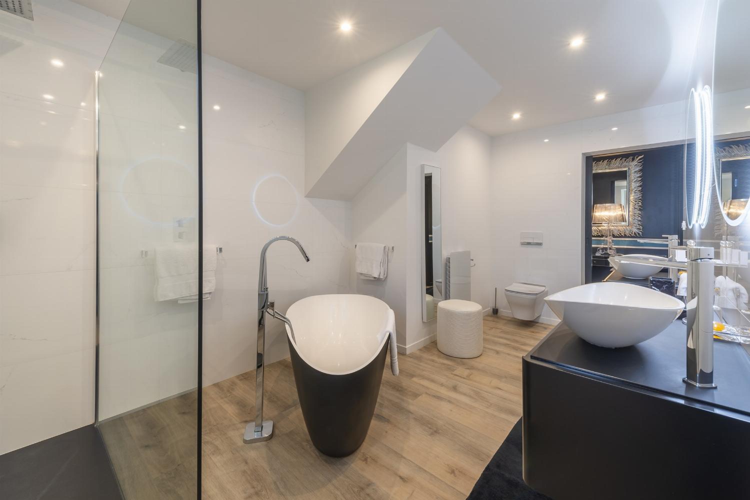 Ground floor bathroom | Holiday château in Loire Valley