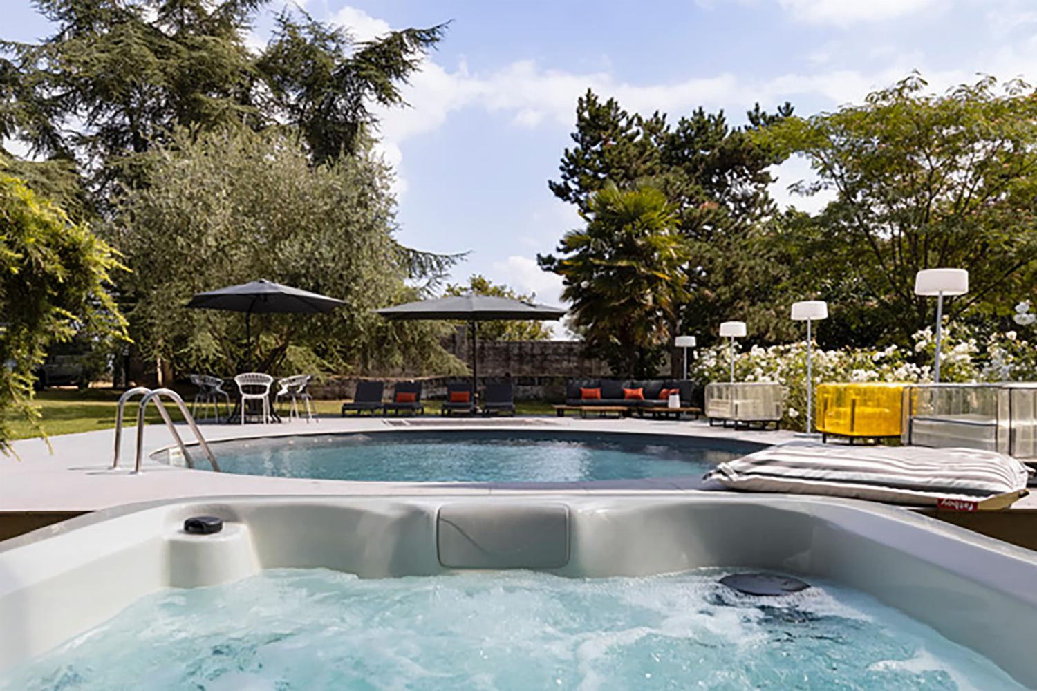 Private pool and jacuzzi