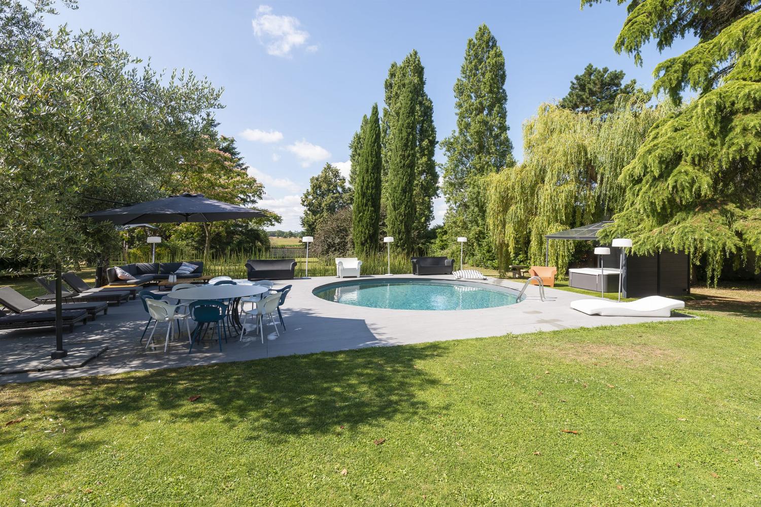 Private pool | Holiday château in Loire Valley