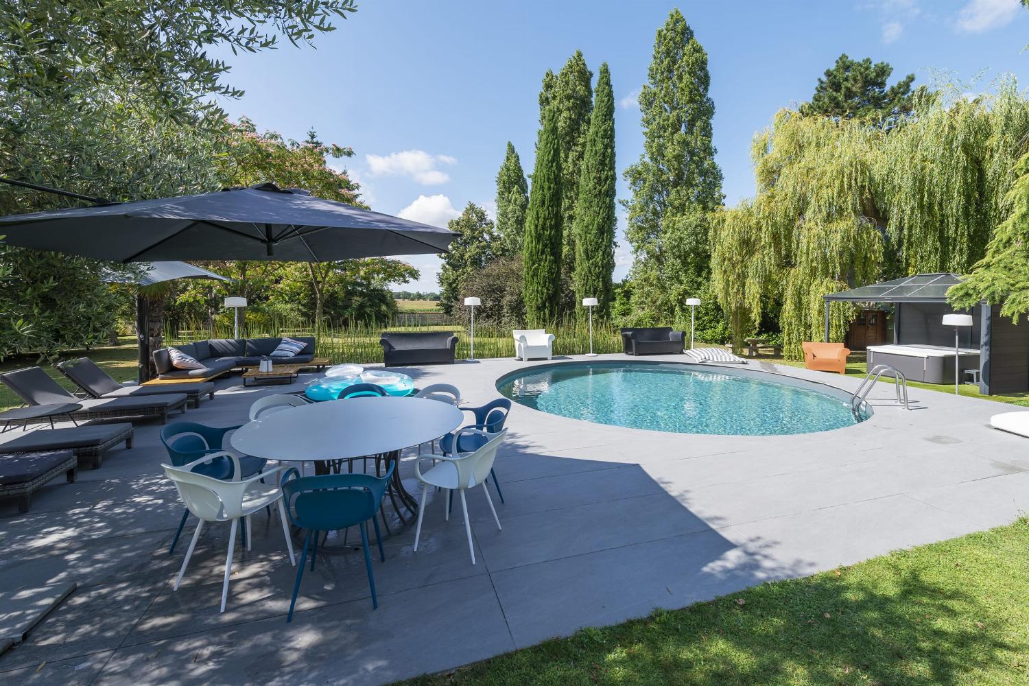 Private pool | Holiday château in Loire Valley