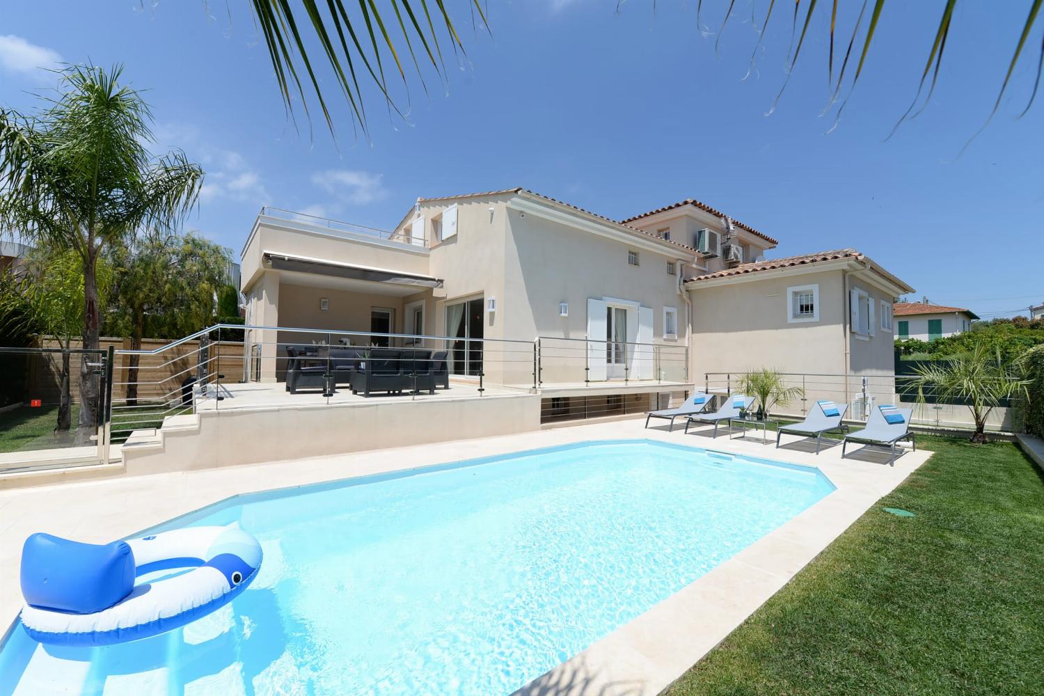 Provence holiday villa with private heated pool