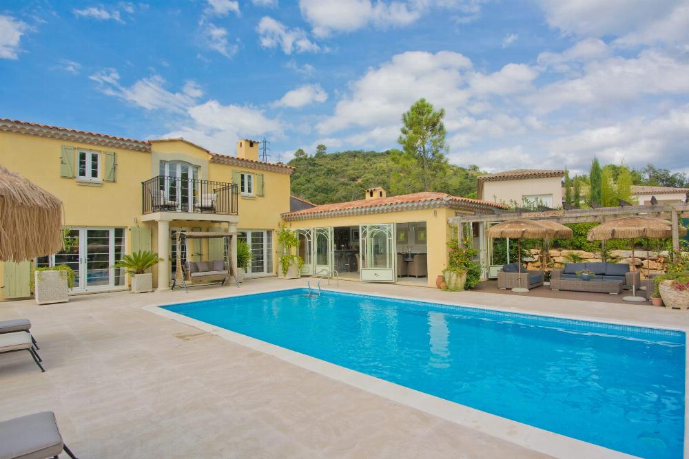 Holiday villa with private heated pool in France | Villa Floriana