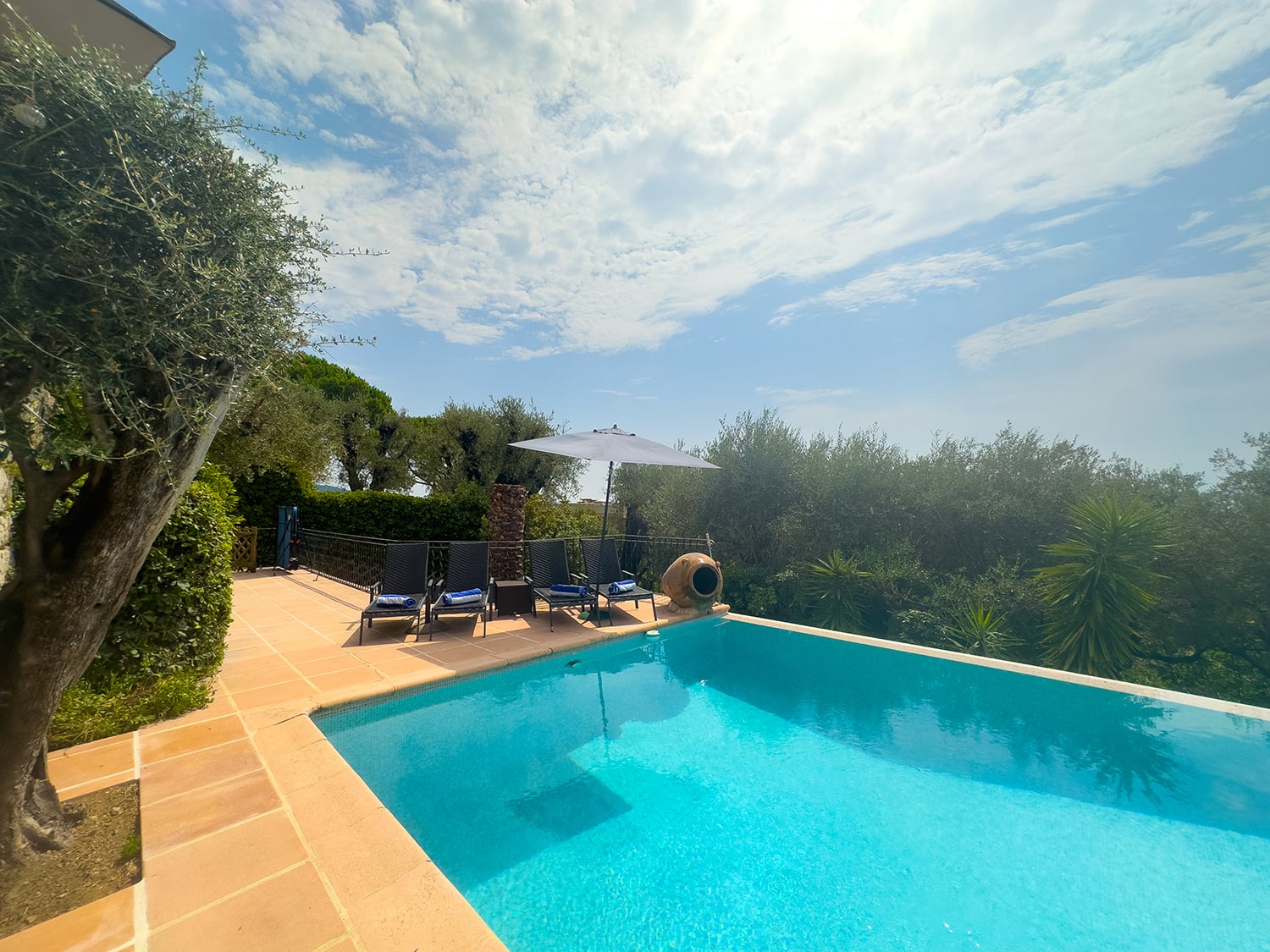 Private infinity pool