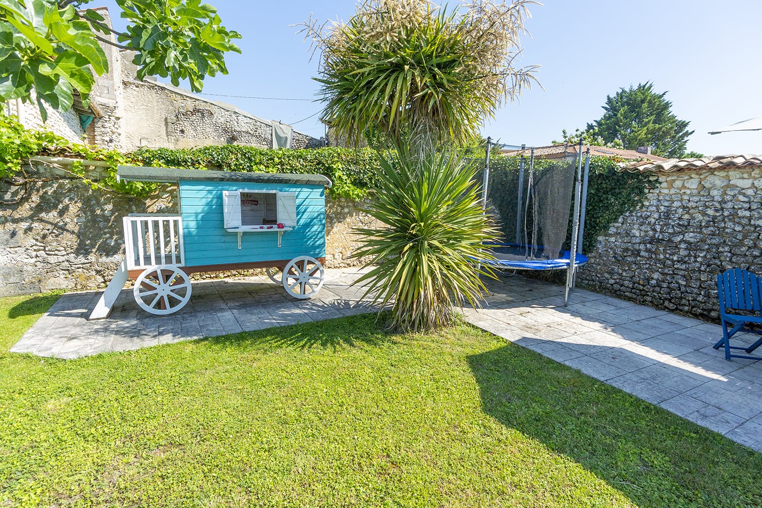 Play-caravan and trampoline