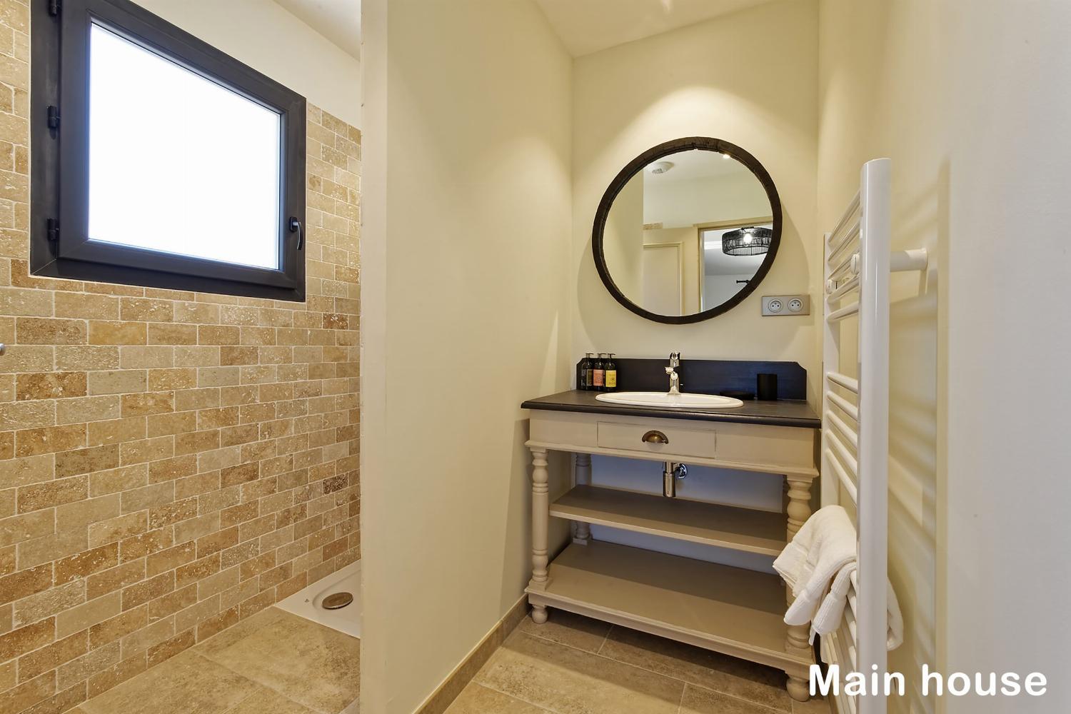 Main house bathroom | Holiday home in Provence