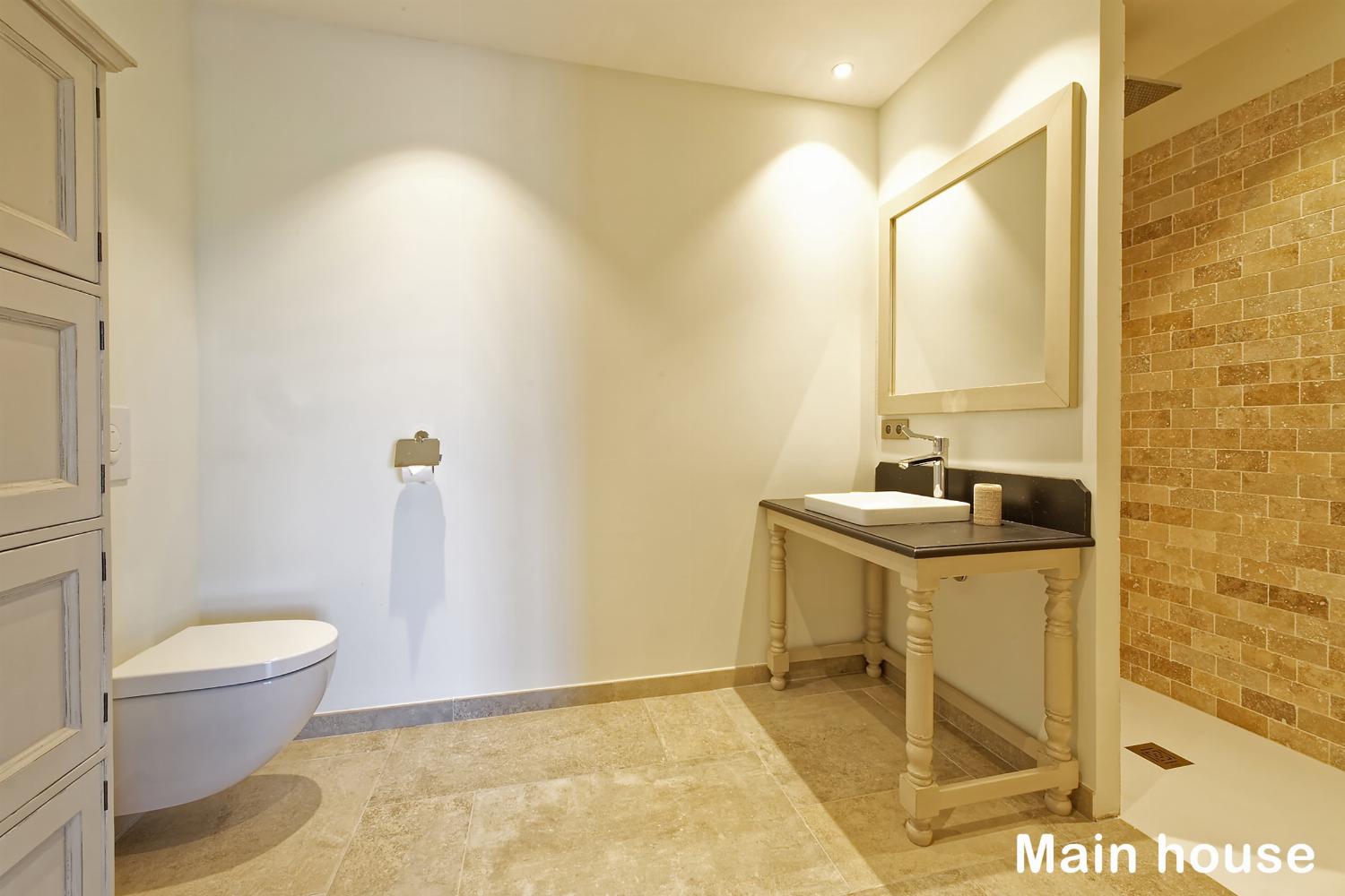 Main house bathroom | Holiday home in Provence