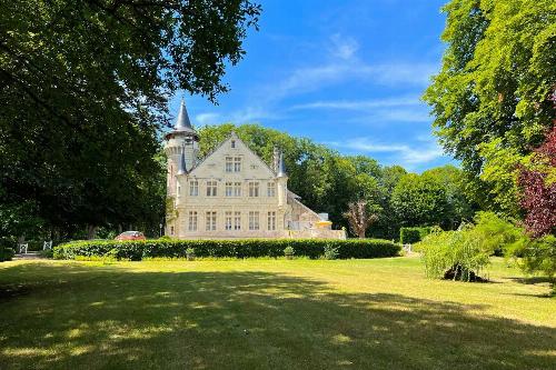 Holiday château in Nouvelle-Aquitaine