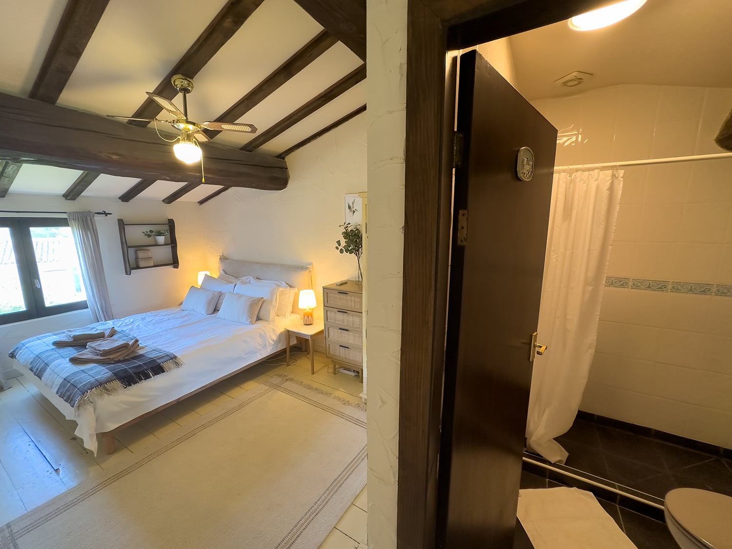 Bedroom and bathroom | Holiday home near Fanjeaux