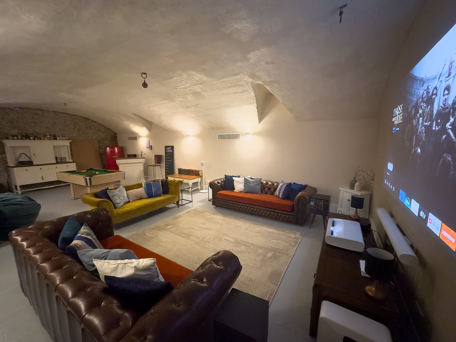 Cinema room with billiard/pool table | Holiday home in Carcassonne