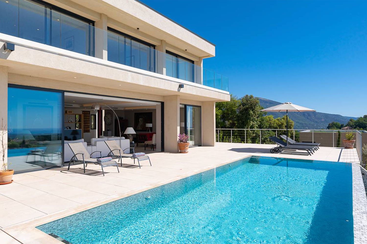 Holiday villa in Provence with private infinity pool