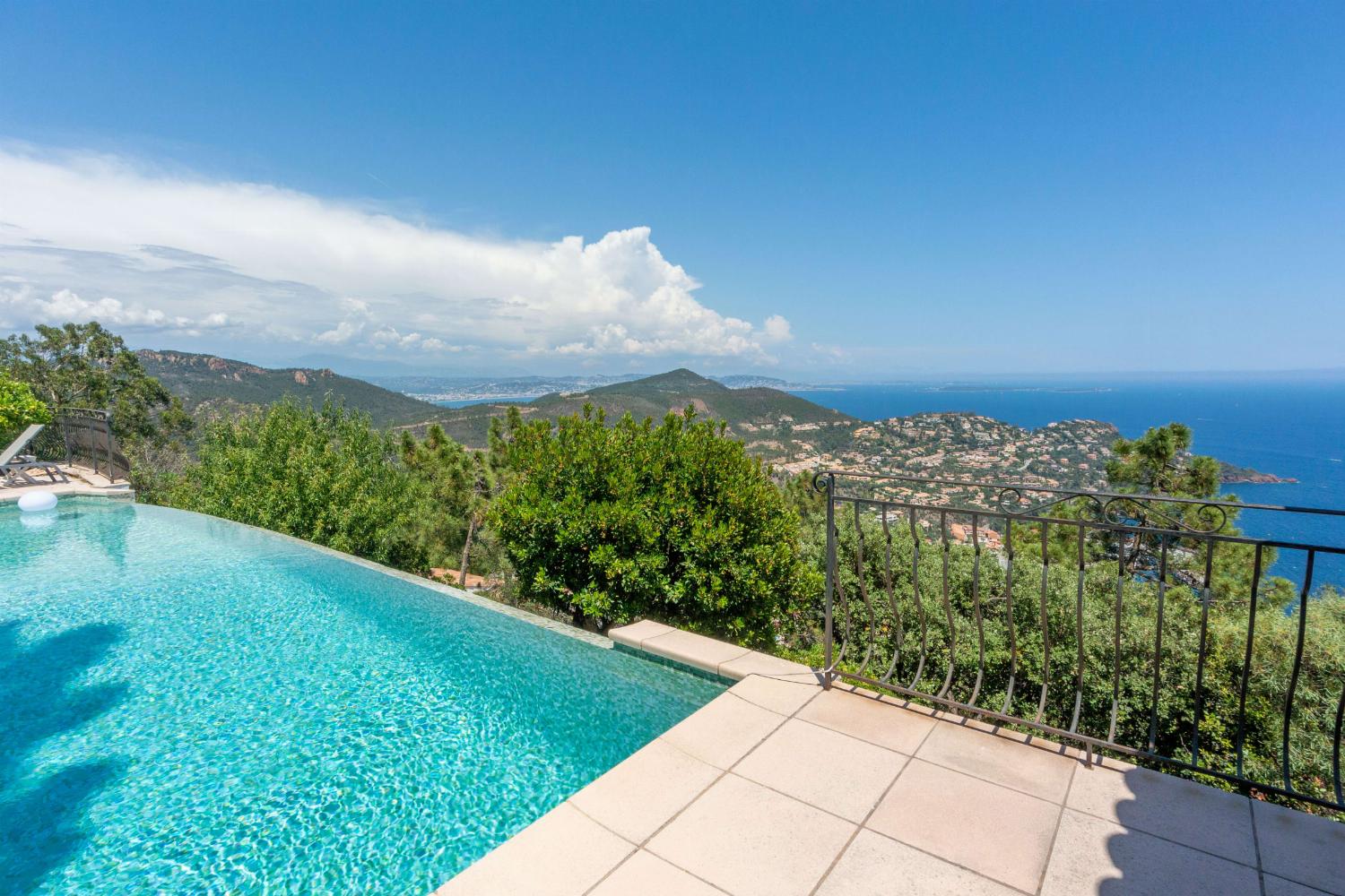 Private infinity pool in Provence