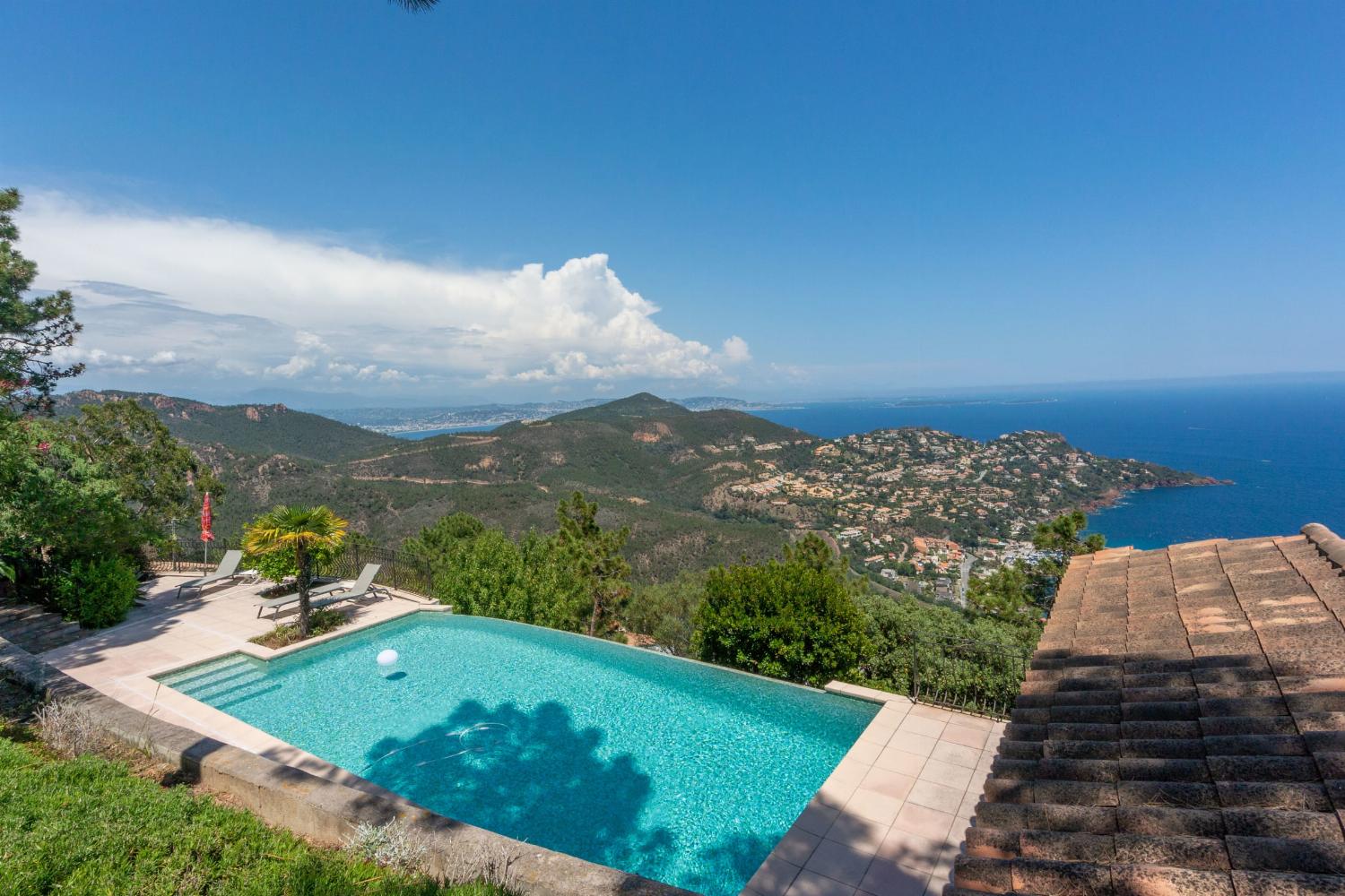 Private infinity pool with sea view in Provence