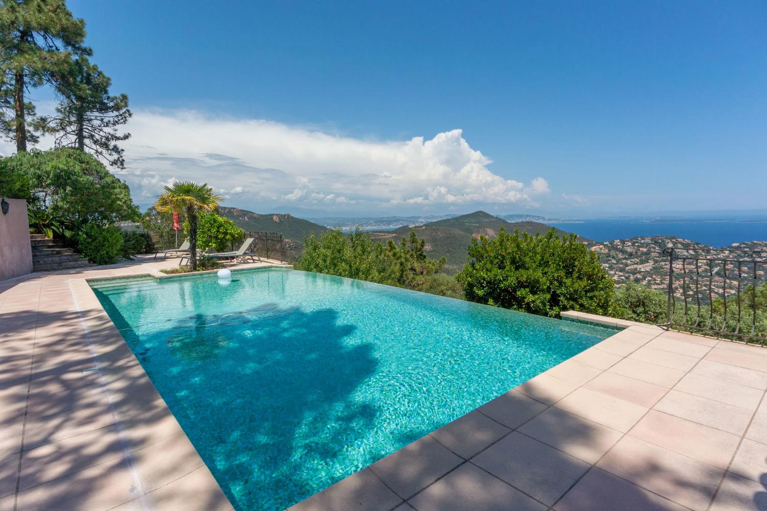 Private infinity pool with sea view in Provence