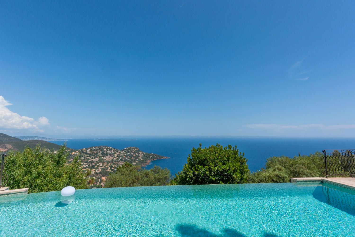 Private infinity pool with sea view in Provence