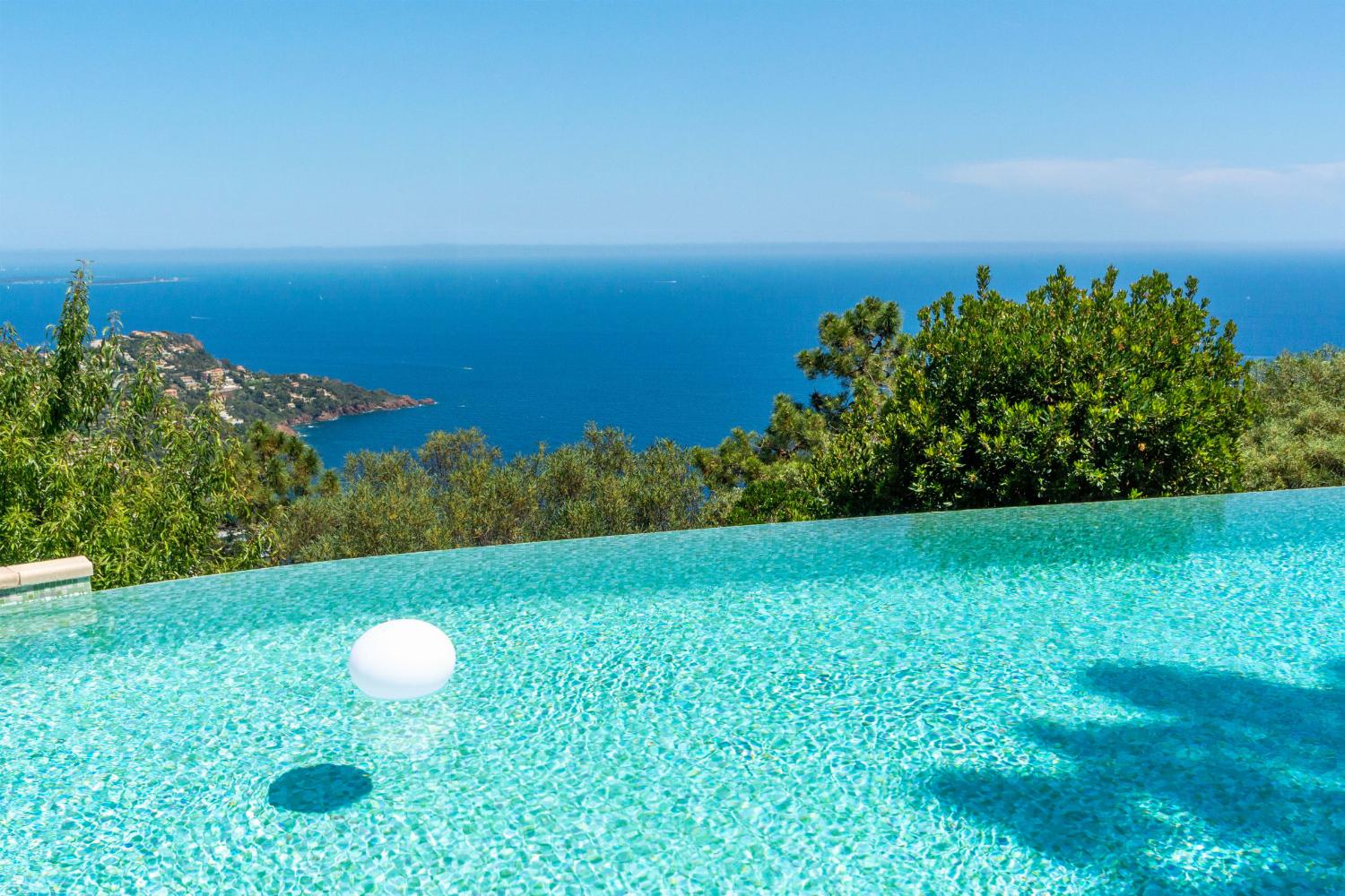 Private infinity pool with sea view in Provence