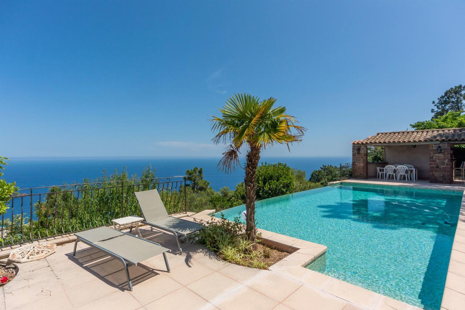 Private infinity pool with sea view in Provence