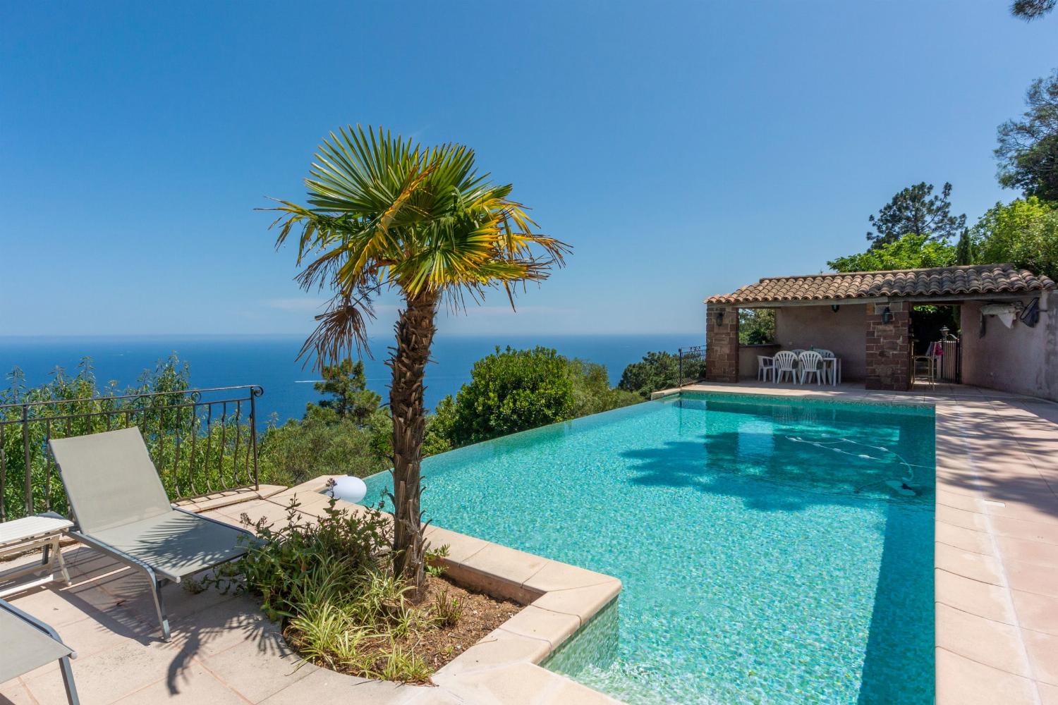 Private infinity pool with sea view in Provence