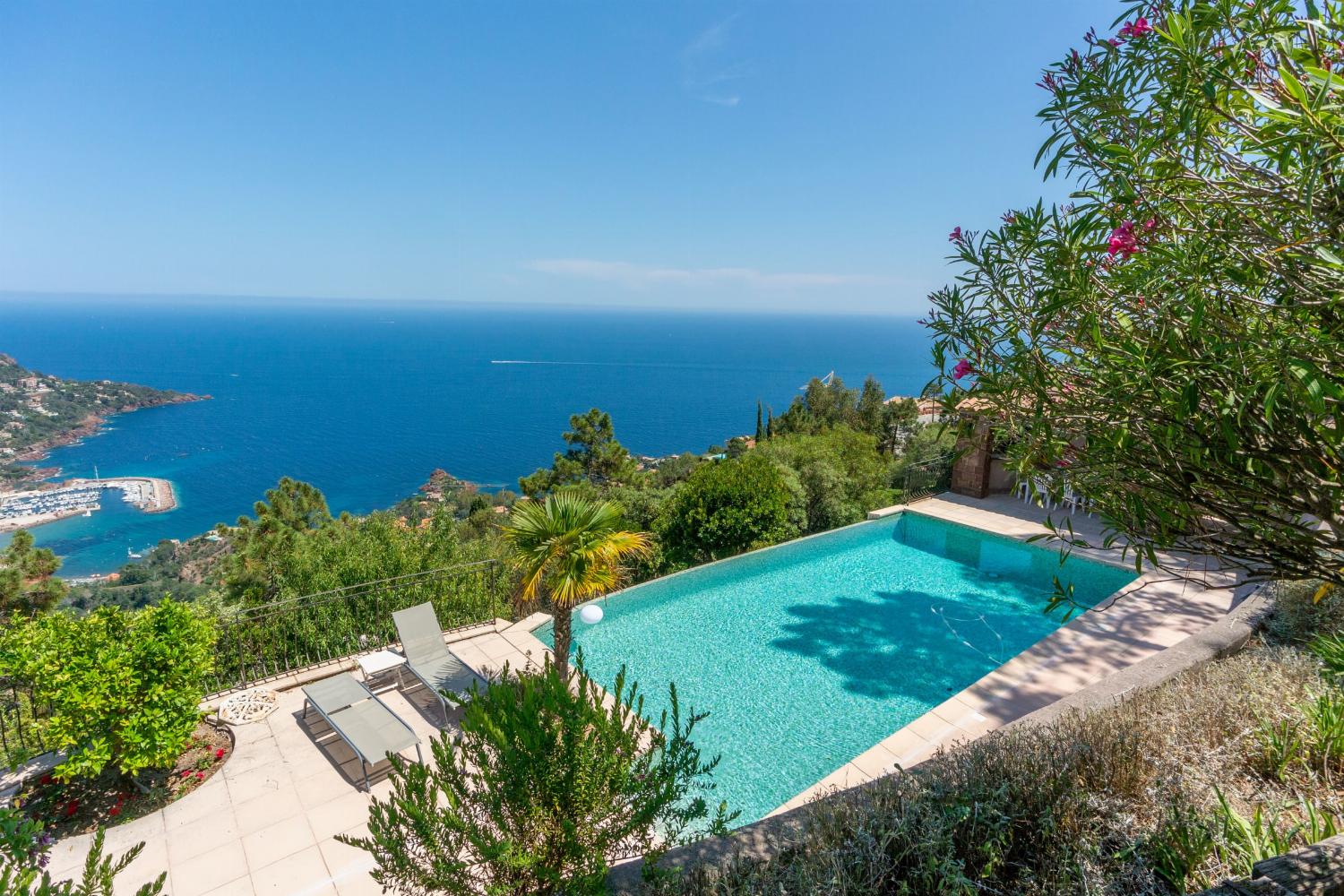 Private infinity pool with sea view in Provence