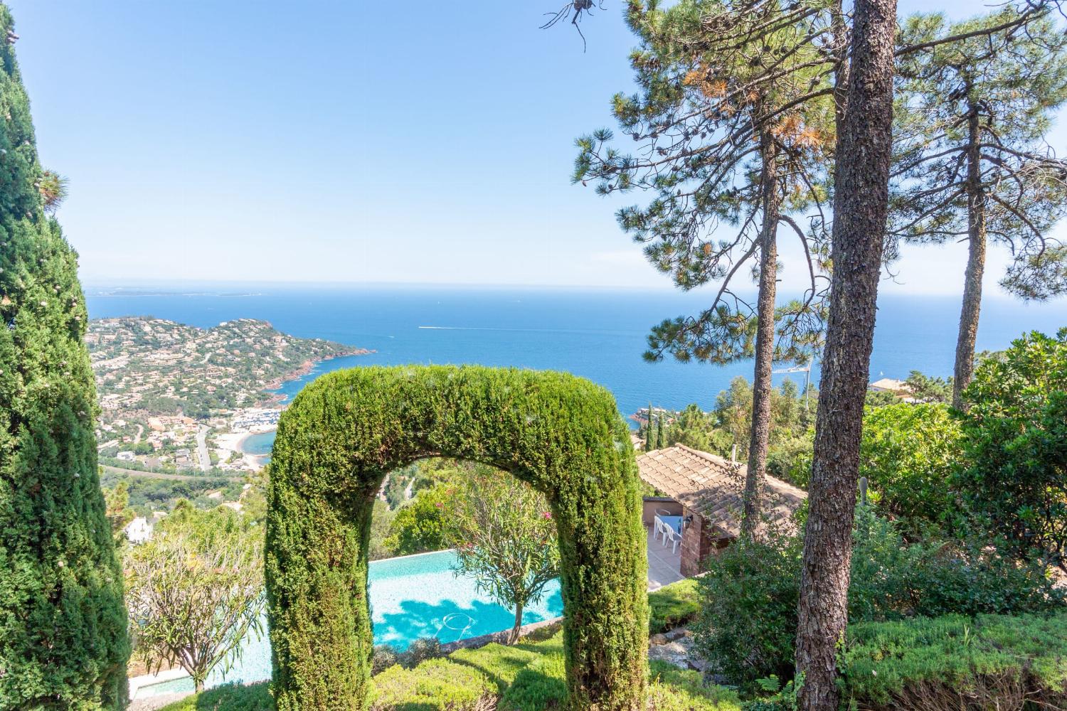 Private infinity pool with sea view in Provence