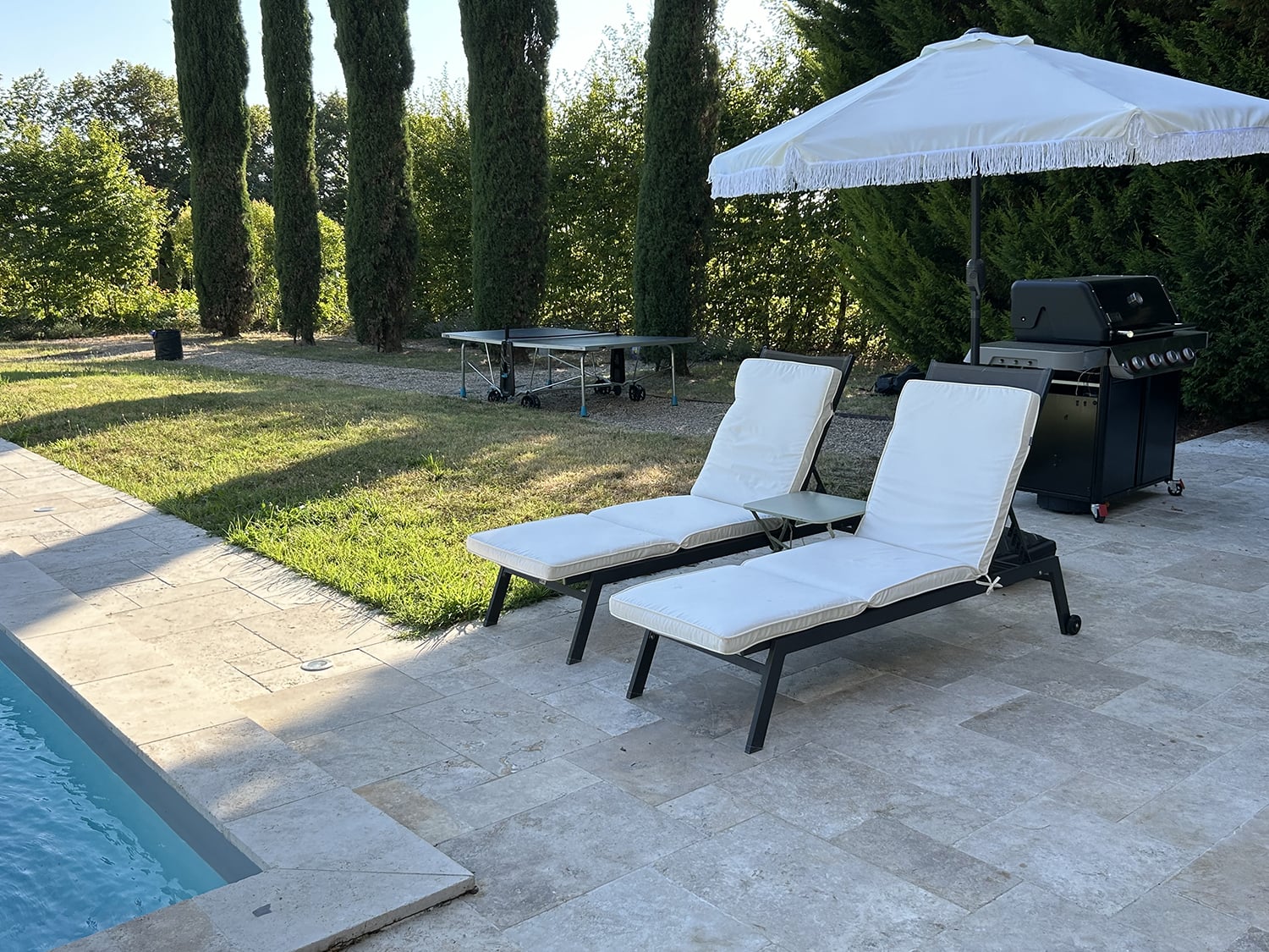 Private heated pool with BBQ and table tennis