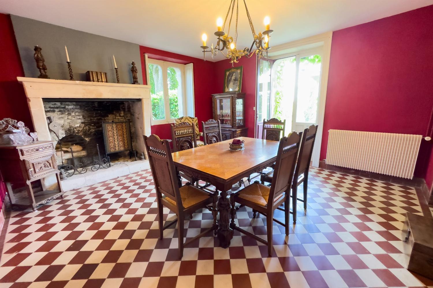 Dining room | Holiday château in Nouvelle-Aquitaine