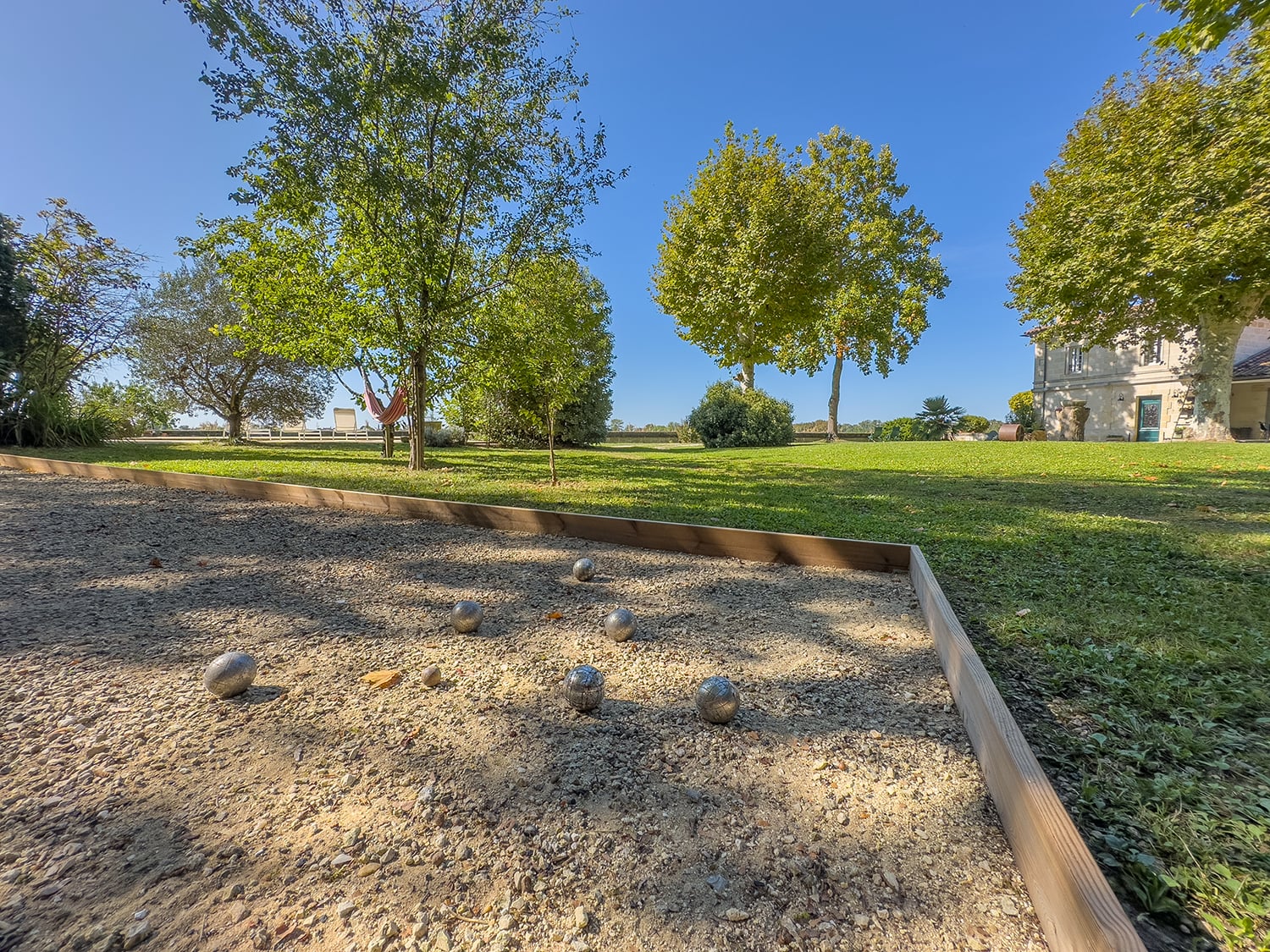 Boules court