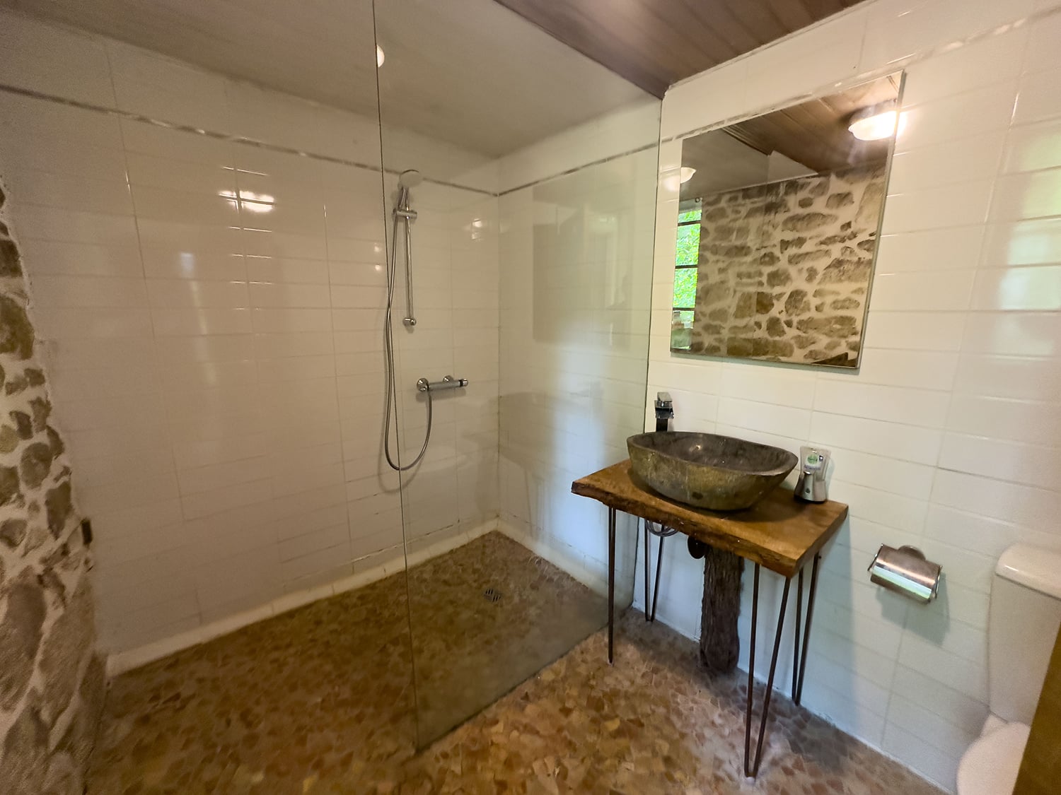 Bathroom | Holiday watermill in Nouvelle-Aquitaine