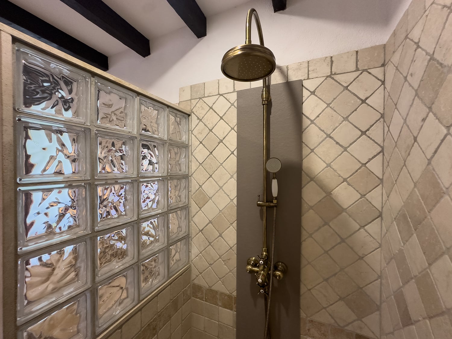 Bathroom | Vacation château in the South of France