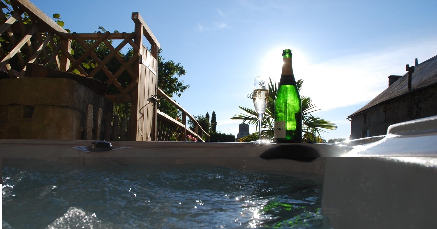 Jacuzzi | Holiday cottage in Pays de la Loire