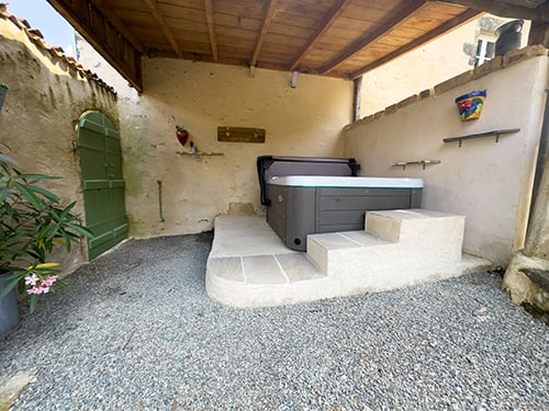 Jacuzzi | Holiday cottage in Pays de la Loire