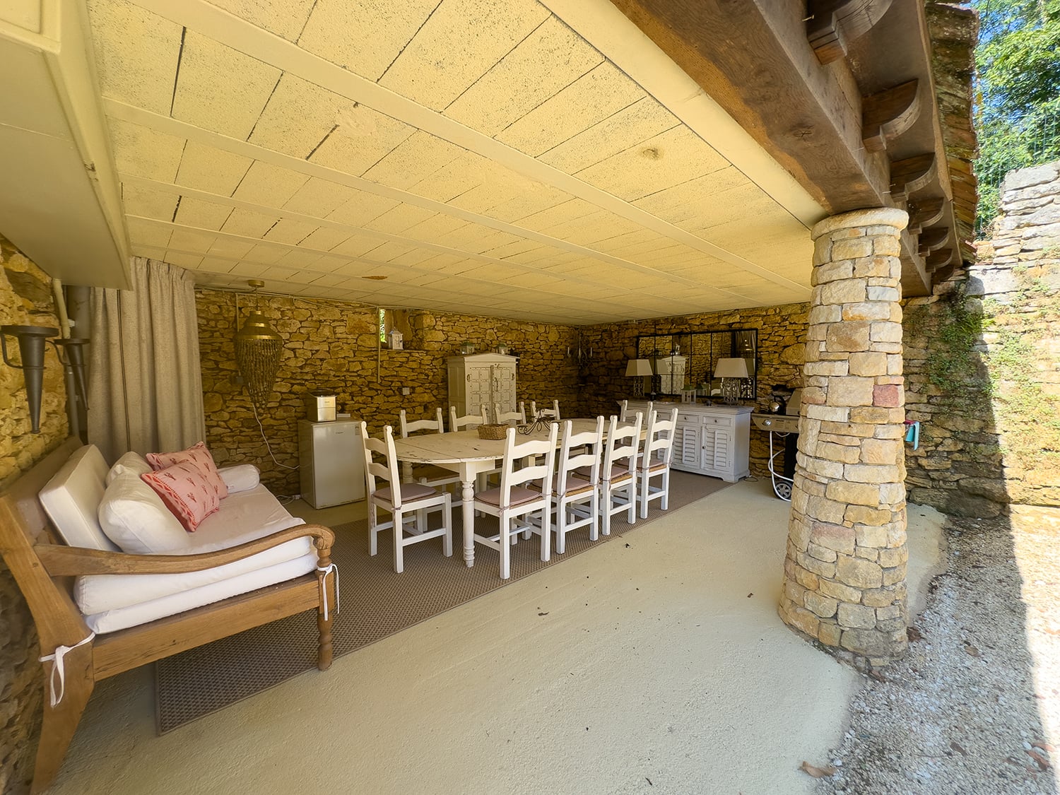 Courtyard dining terrace