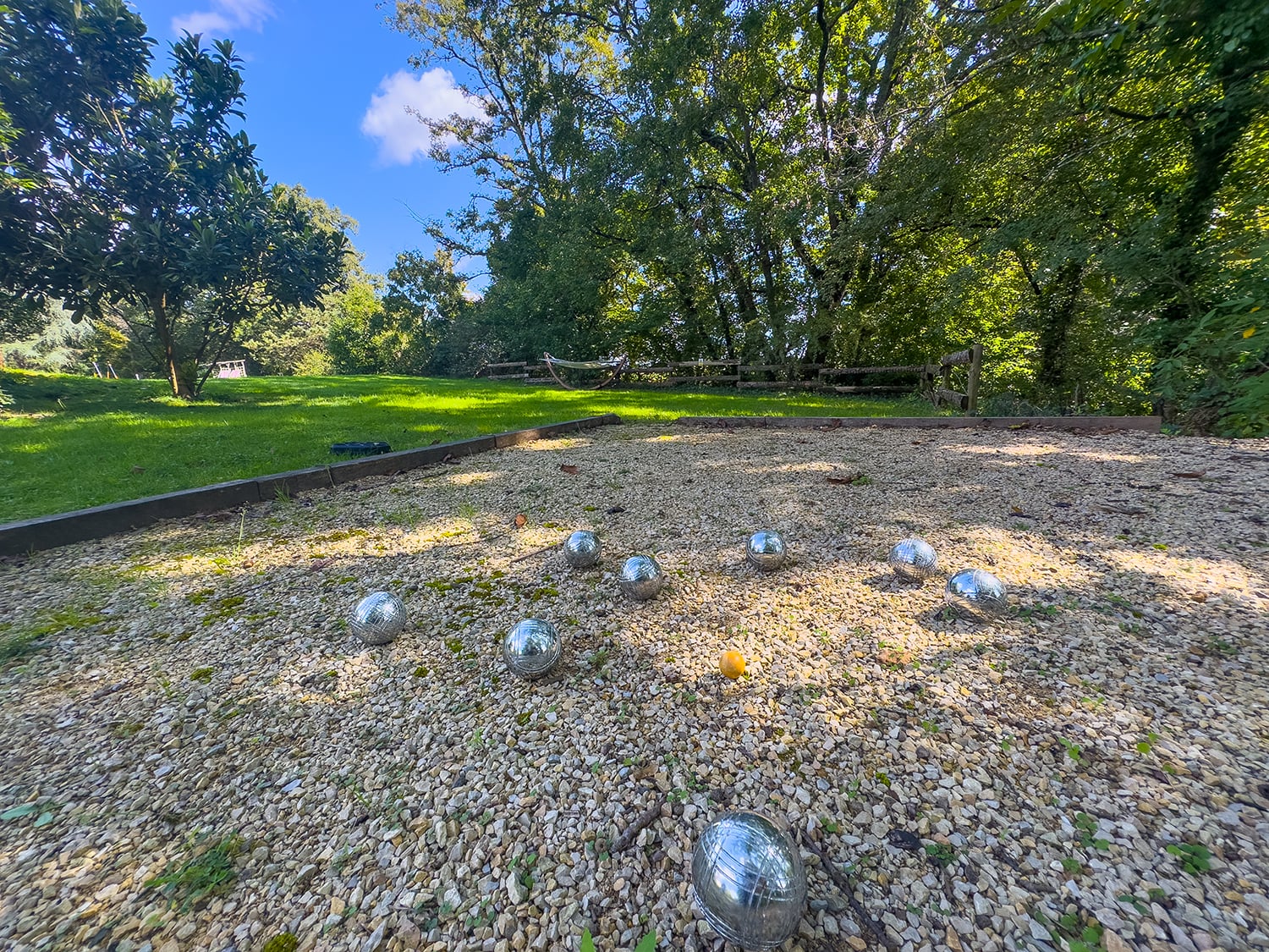 Boules court