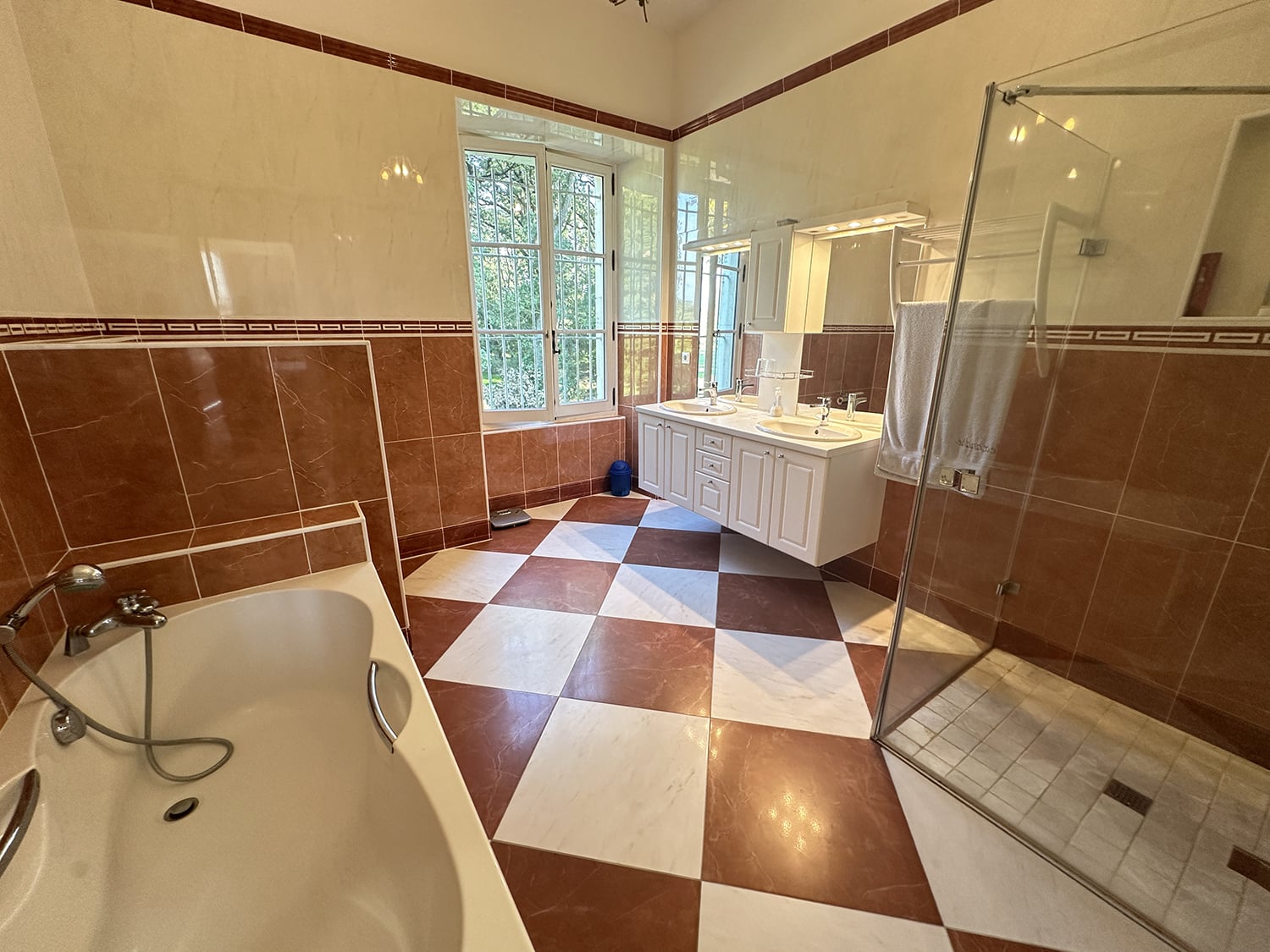 Bathroom | Holiday château in Nouvelle-Aquitaine