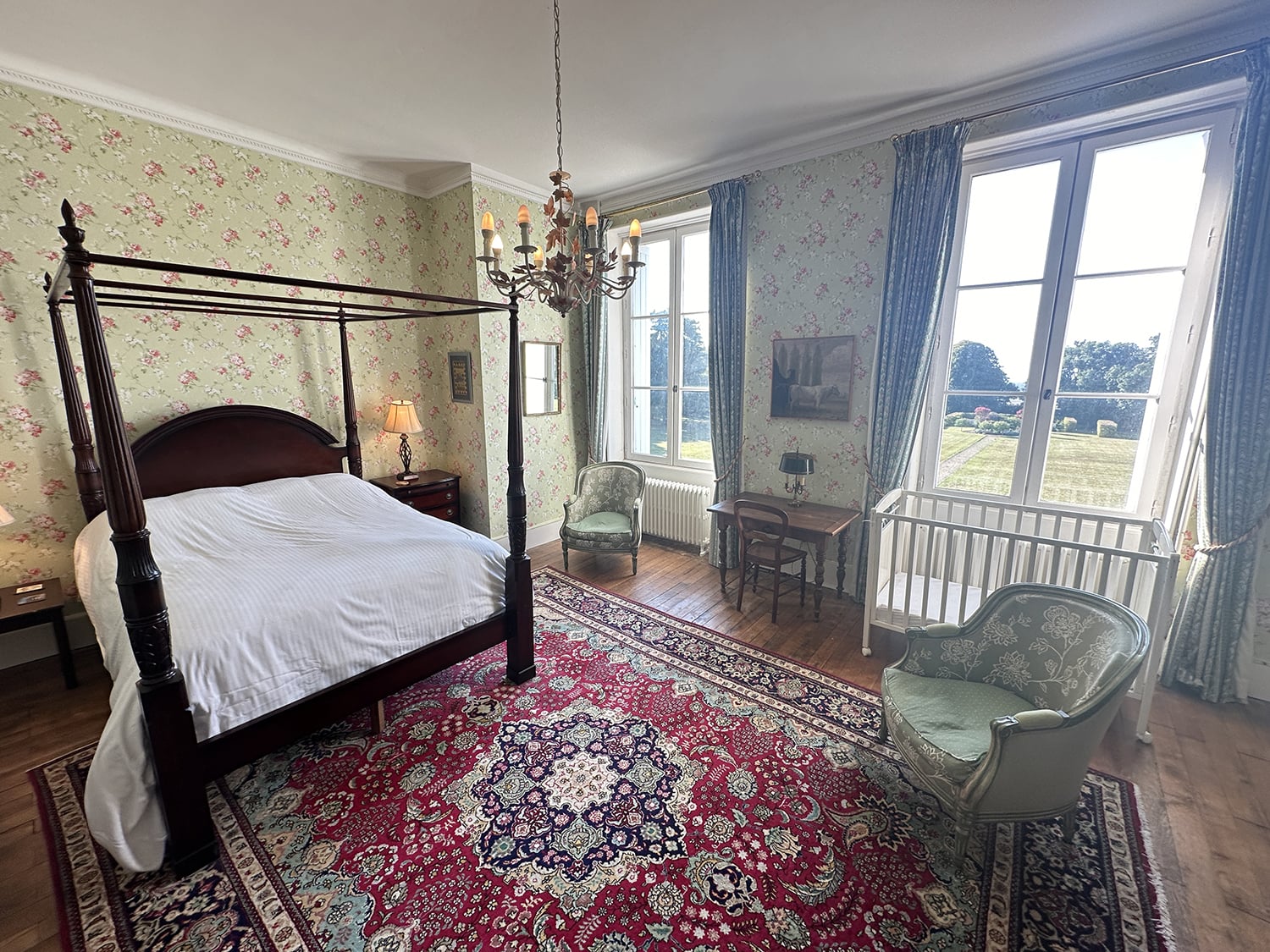 Bedroom | Holiday château in Nouvelle-Aquitaine