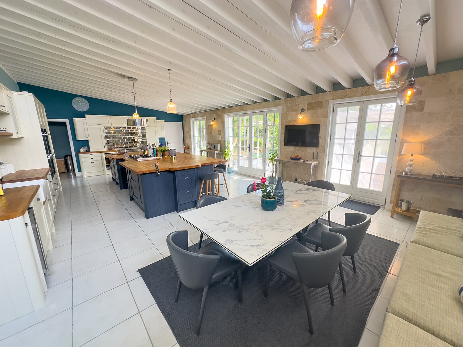 Dining room | Holiday home in Nouvelle-Aquitaine