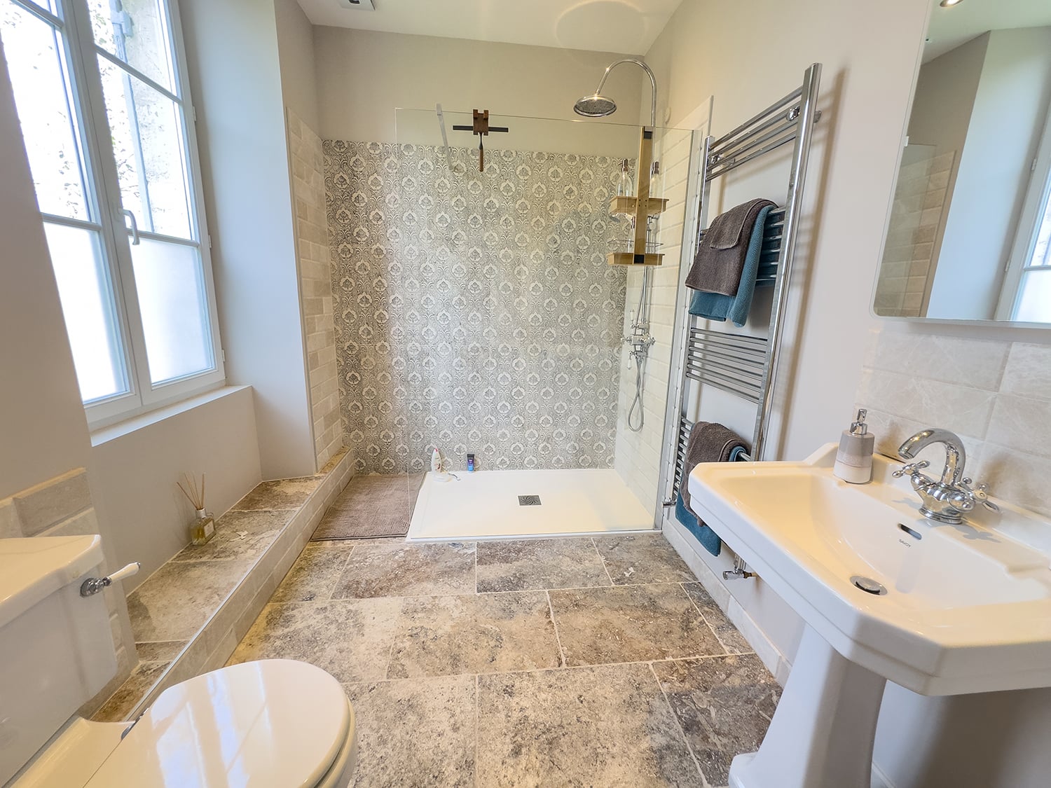 Bathroom | Vacation château in Nouvelle-Aquitaine