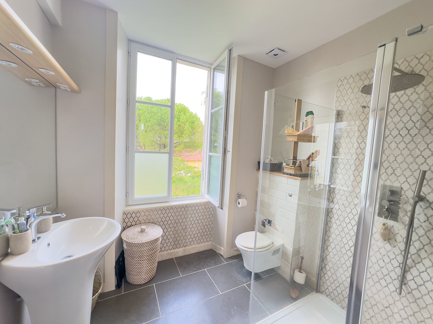 Bathroom | Vacation château in Nouvelle-Aquitaine