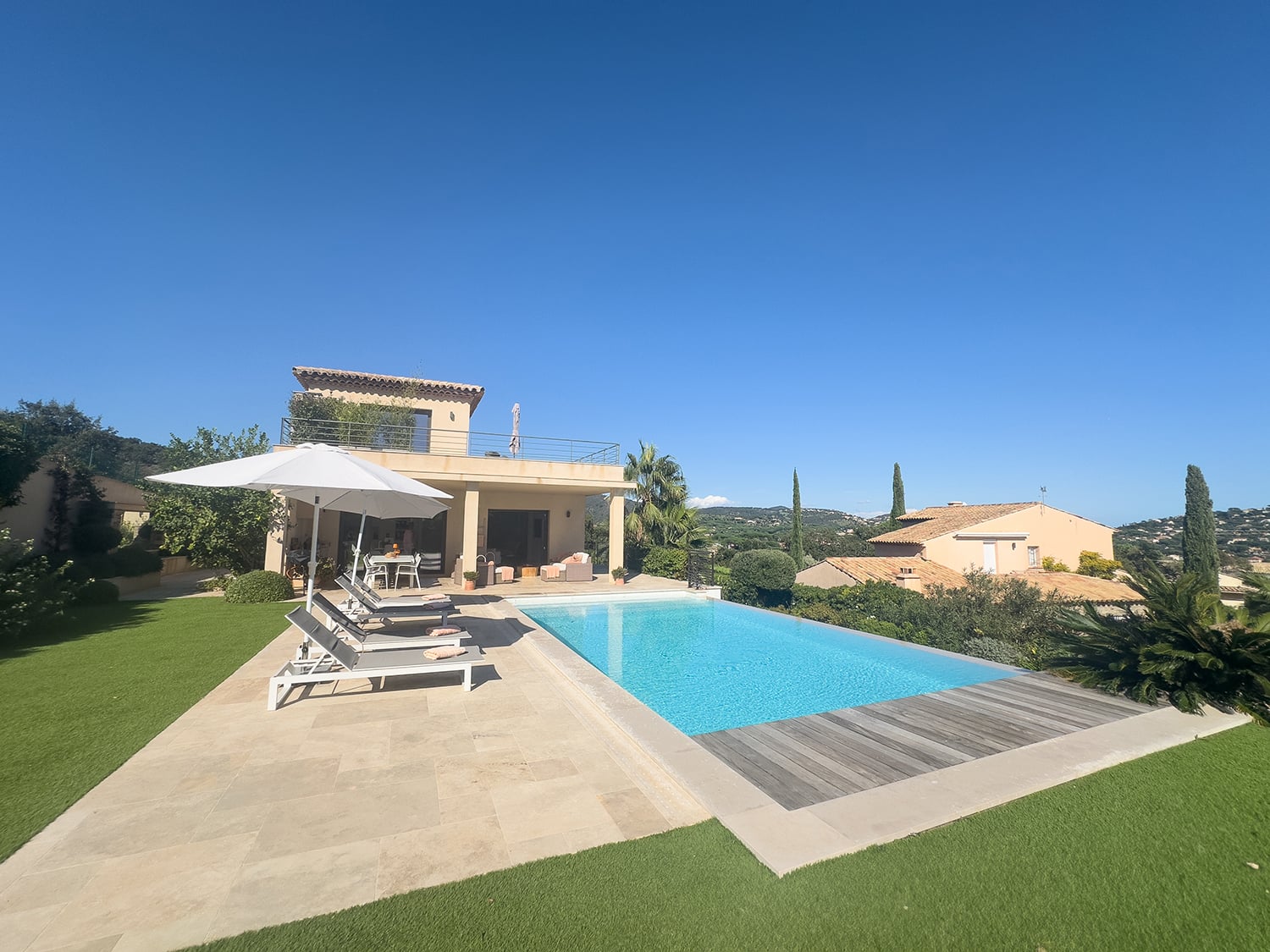 Holiday villa in Sainte-Maxime with private heated infinity pool