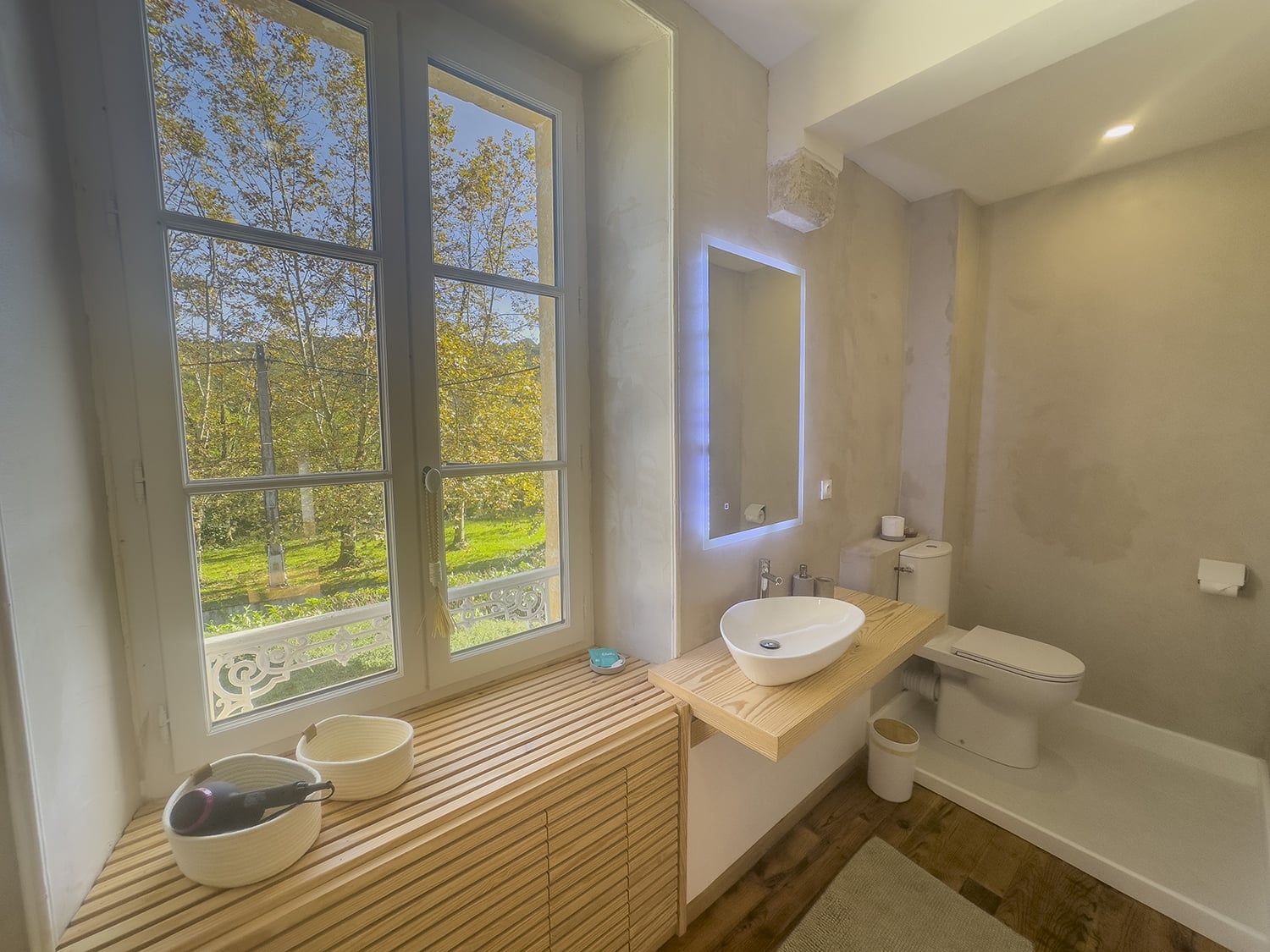 Bathroom | Holiday château in Nouvelle-Aquitaine, France