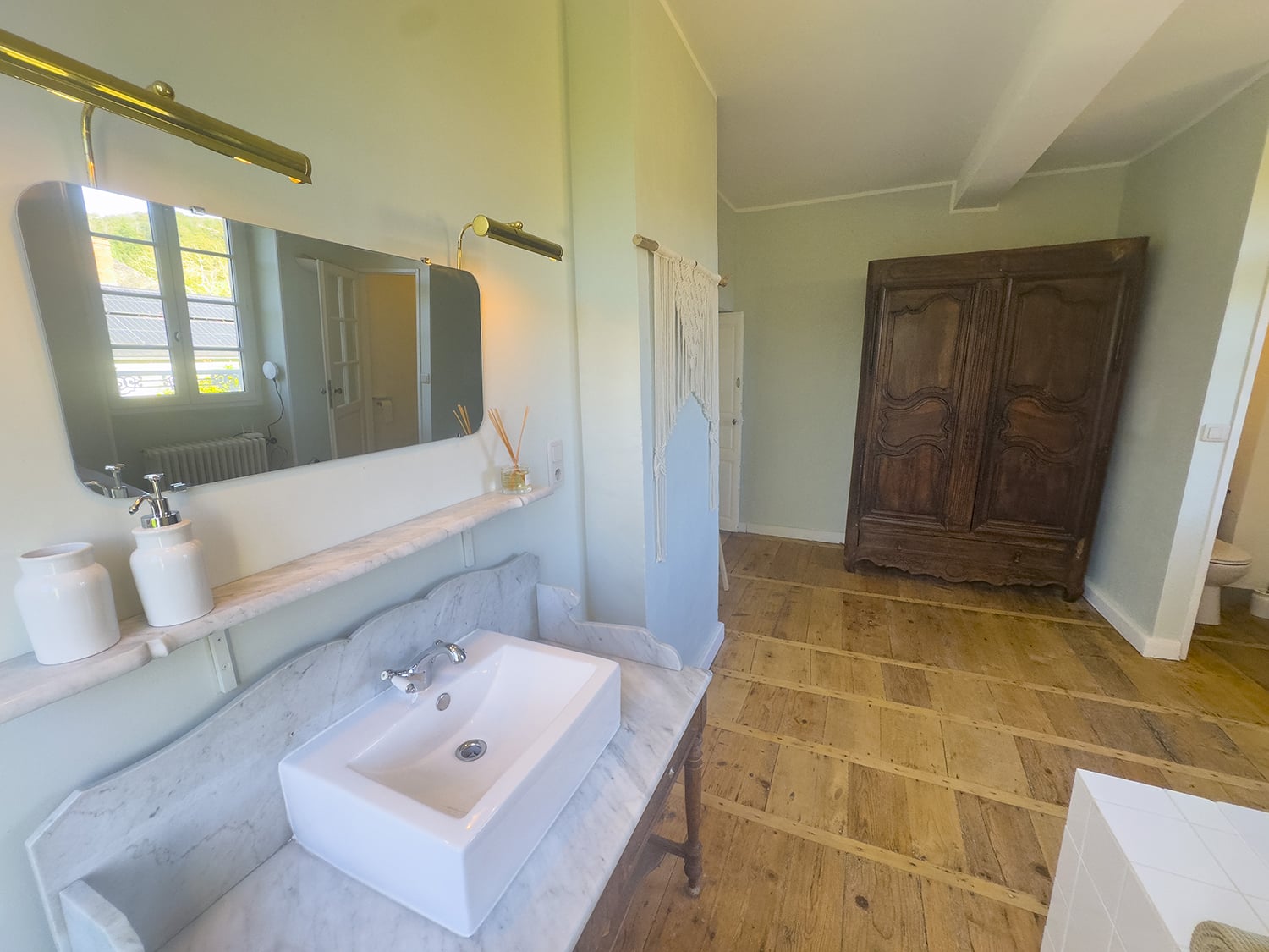 Bathroom | Holiday château in Nouvelle-Aquitaine, France