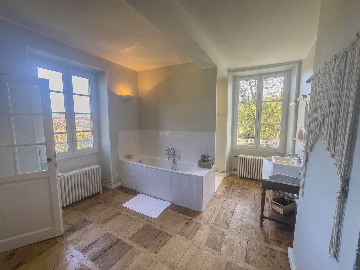 Bathroom | Holiday château in Nouvelle-Aquitaine, France