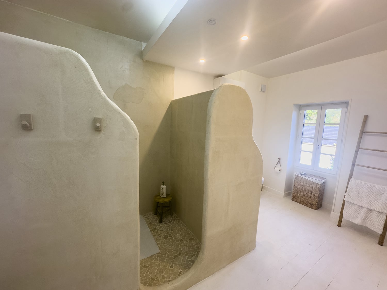 Bathroom | Holiday château in Nouvelle-Aquitaine, France