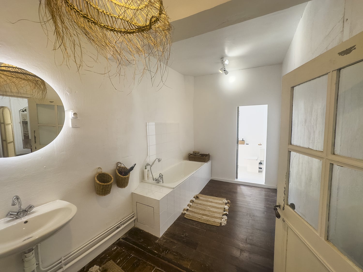 Bathroom | Holiday château in Nouvelle-Aquitaine, France