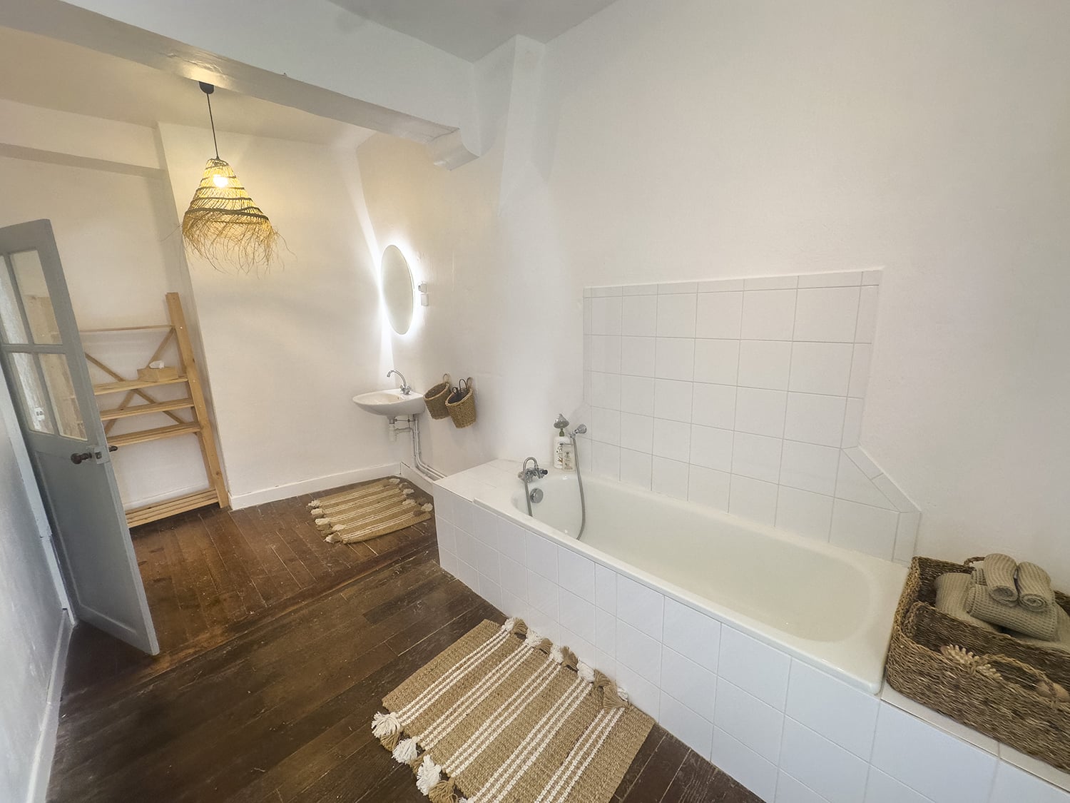 Bathroom | Holiday château in Nouvelle-Aquitaine, France