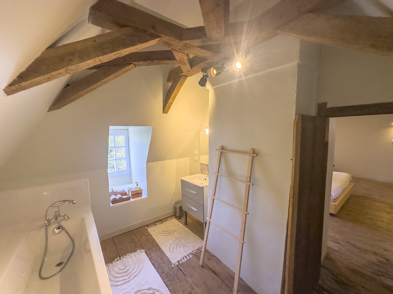 Bathroom | Holiday château in Nouvelle-Aquitaine, France