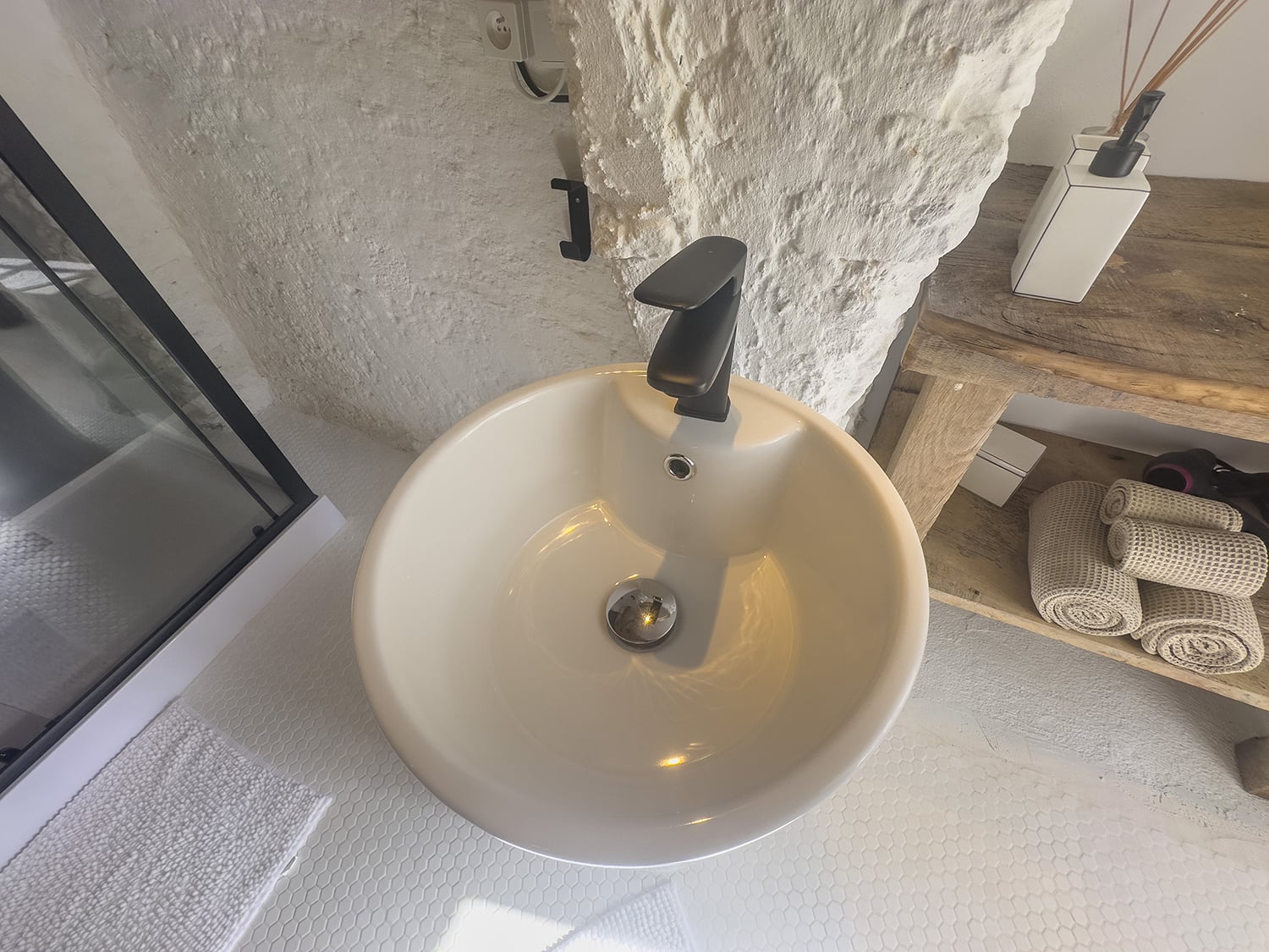 Bathroom | Holiday château in Nouvelle-Aquitaine, France