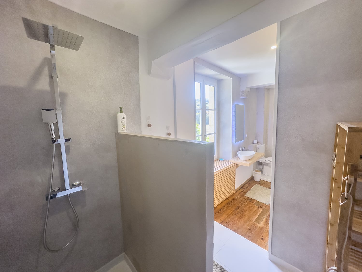 Bathroom | Holiday château in Nouvelle-Aquitaine, France