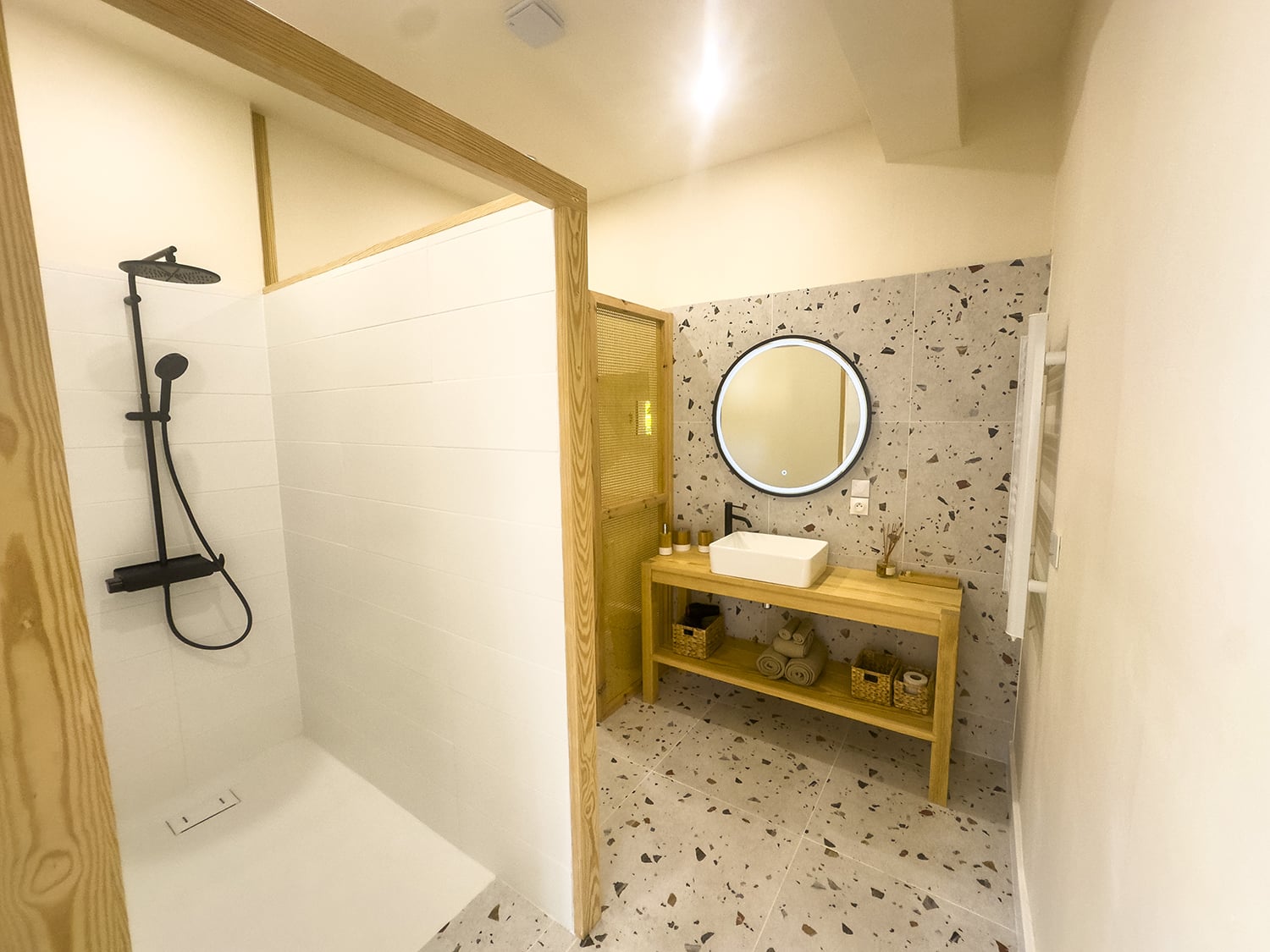 Bathroom | Holiday château in Nouvelle-Aquitaine, France